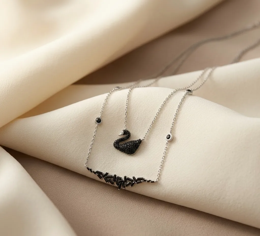 BLACK SWARN LAYERED CHAIN