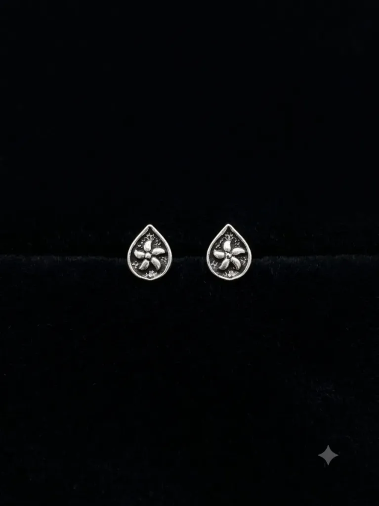 OVAL STAR STUDS