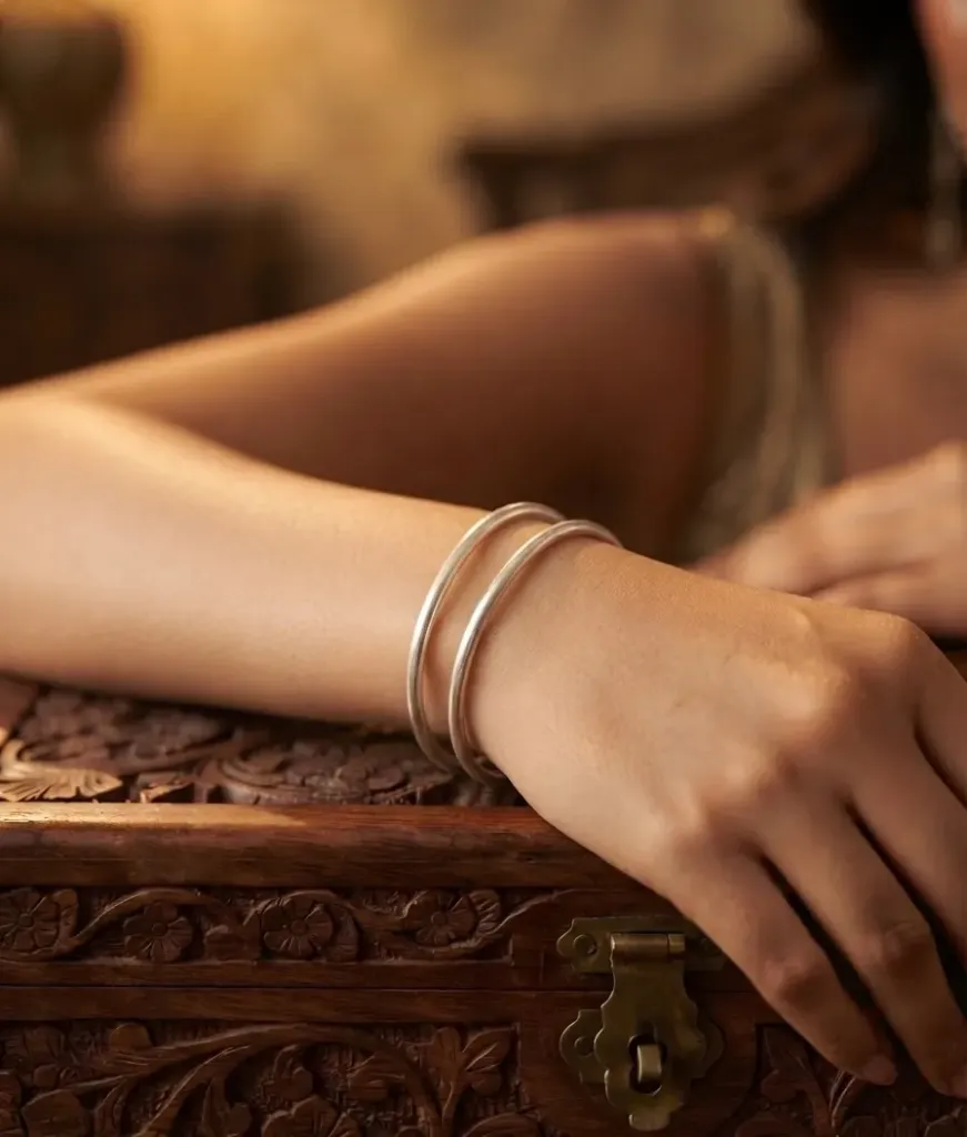 DAZZLING ROUND BANGLES